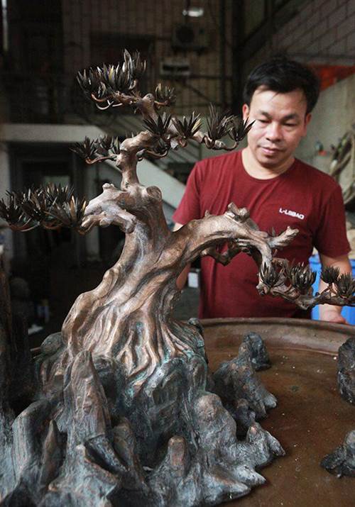 Độc đáo tùng bonsai nặng 70kg đúc bằng đồng đỏ duy nhất ở Việt Nam-3