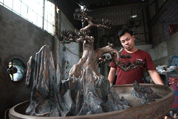 Độc đáo tùng bonsai nặng 70kg đúc bằng đồng đỏ duy nhất ở Việt Nam-7