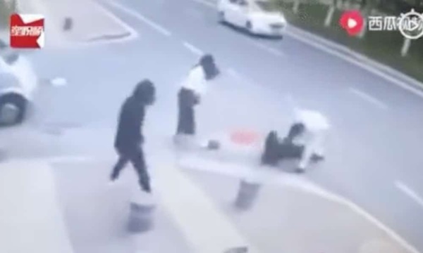 Người phụ nữ đang đi dạo tự nhiên bị một người đàn ông đâm liên tiếp giữa đường và nguyên nhân khiến mọi người tranh cãi trên MXH-2