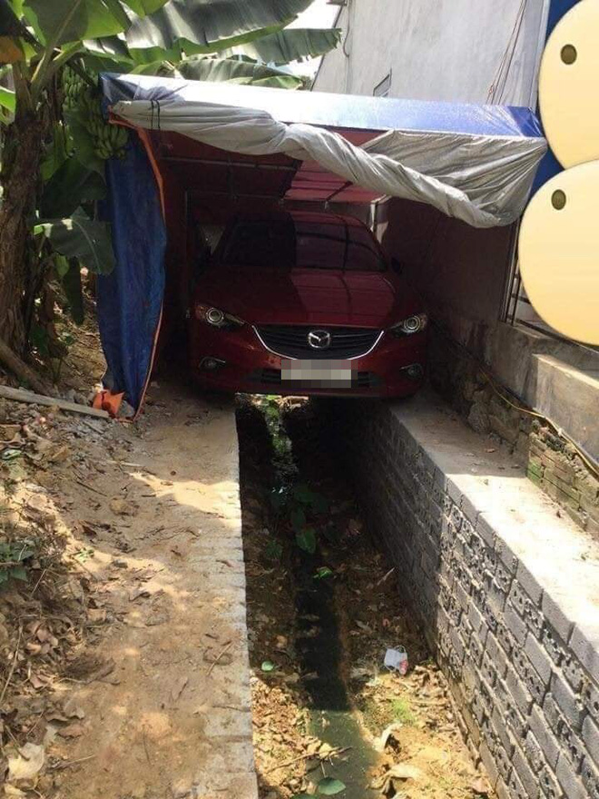 Chỗ đỗ ô tô hiểm hóc khiến dân mạng bối rối: Tài xế lùi sao mà khéo thế?-1