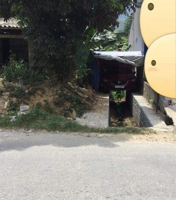 Chỗ đỗ ô tô hiểm hóc khiến dân mạng bối rối: Tài xế lùi sao mà khéo thế?-2