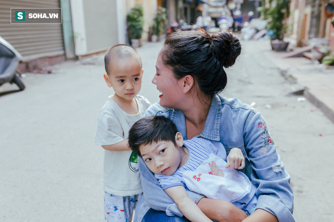 Vừa trang điểm vừa chăm con bệnh nặng và niềm hạnh phúc đặc biệt của diễn viên Minh Cúc-10