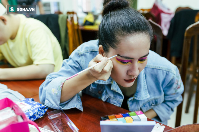 Vừa trang điểm vừa chăm con bệnh nặng và niềm hạnh phúc đặc biệt của diễn viên Minh Cúc-13