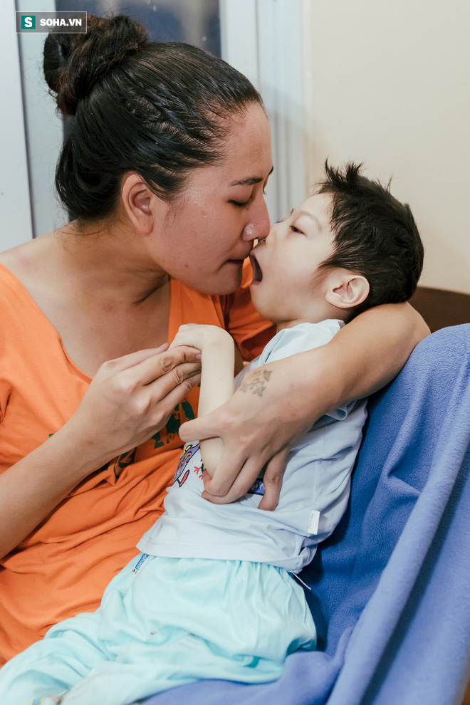 Vừa trang điểm vừa chăm con bệnh nặng và niềm hạnh phúc đặc biệt của diễn viên Minh Cúc-37