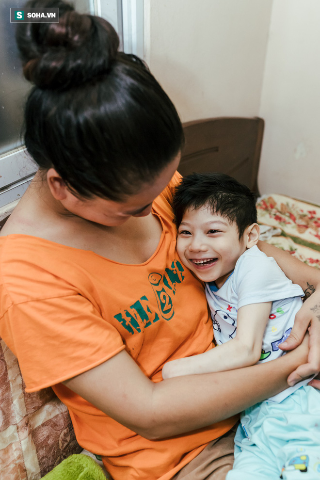 Vừa trang điểm vừa chăm con bệnh nặng và niềm hạnh phúc đặc biệt của diễn viên Minh Cúc-38