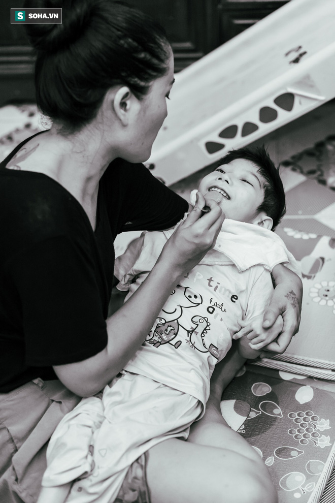 Vừa trang điểm vừa chăm con bệnh nặng và niềm hạnh phúc đặc biệt của diễn viên Minh Cúc-32