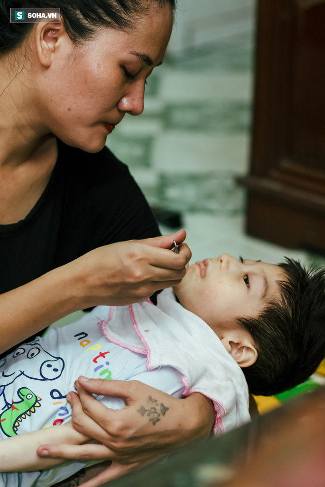 Vừa trang điểm vừa chăm con bệnh nặng và niềm hạnh phúc đặc biệt của diễn viên Minh Cúc-31