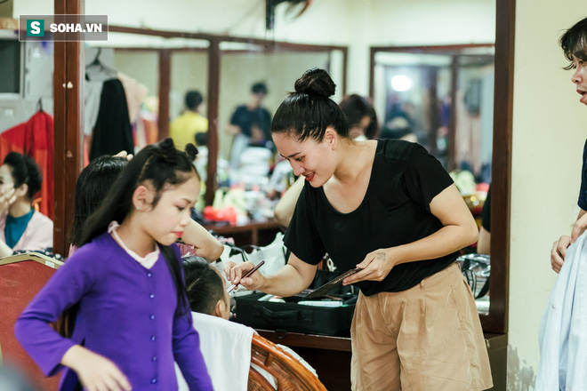 Vừa trang điểm vừa chăm con bệnh nặng và niềm hạnh phúc đặc biệt của diễn viên Minh Cúc-34