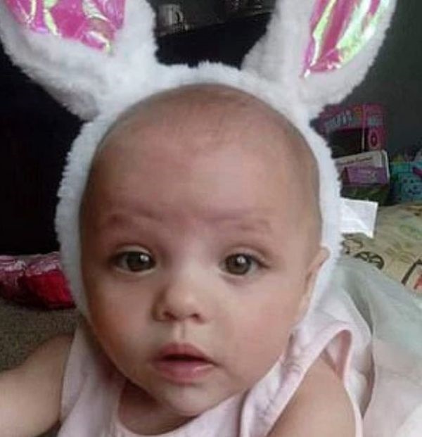 Em bé suýt chết khát nằm cạnh xác bố mẹ suốt 3 ngày không ăn không uống-3