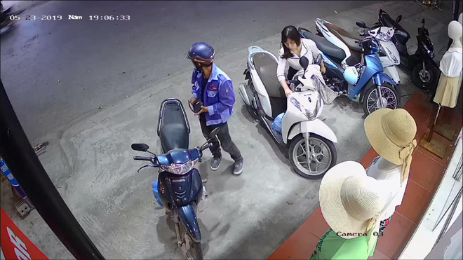 Nam công nhân quần áo lấm lem đứng trước cửa hàng thời trang và hành động khiến người chủ ấn tượng-2