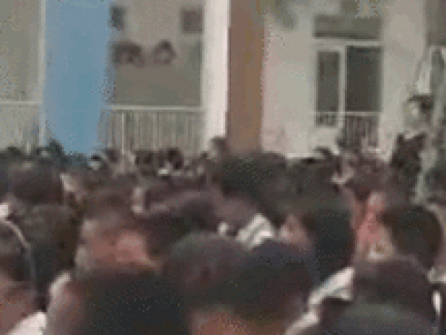 Cô giáo mang bầu đi lại liên tục quạt mát cho học trò dưới sân trường