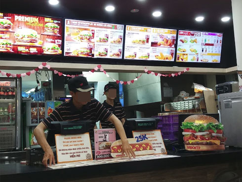 Tài xế xe ôm xin đồ ăn thừa về cho cháu, lý do phía sau khiến tất cả ngậm ngùi-4