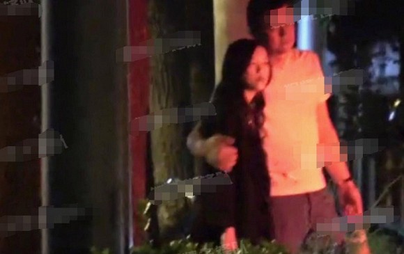 Lý Á Bằng một mình tổ chức sinh nhật cho con gái hở hàm ếch còn Vương Phi bận đi đánh ghen Trương Bá Chi-1