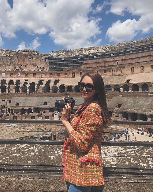 Ngọc Trinh liên tục mặc đồ tập bó sát ra phố - Thư Dung diện đầm maxi xẻ ngực sâu hun hút-6