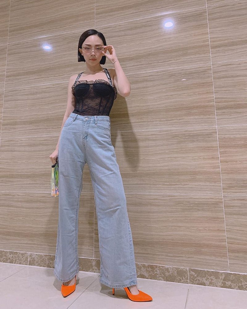 Ngọc Trinh liên tục mặc đồ tập bó sát ra phố - Thư Dung diện đầm maxi xẻ ngực sâu hun hút-11