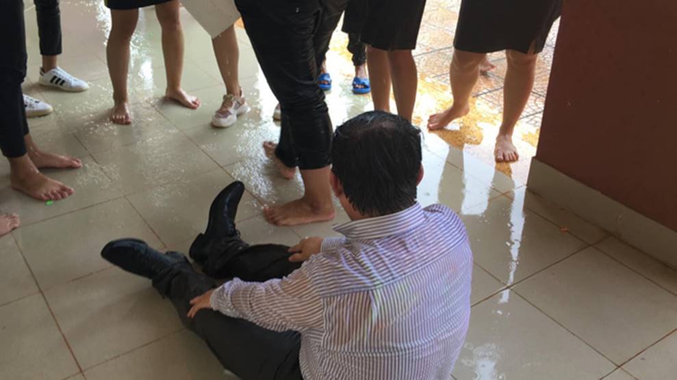 Bị học sinh kéo lê dưới sàn, tạt nước đầy người trong lễ bế giảng, thầy hiệu trưởng nói một câu khiến ai cũng nể-1
