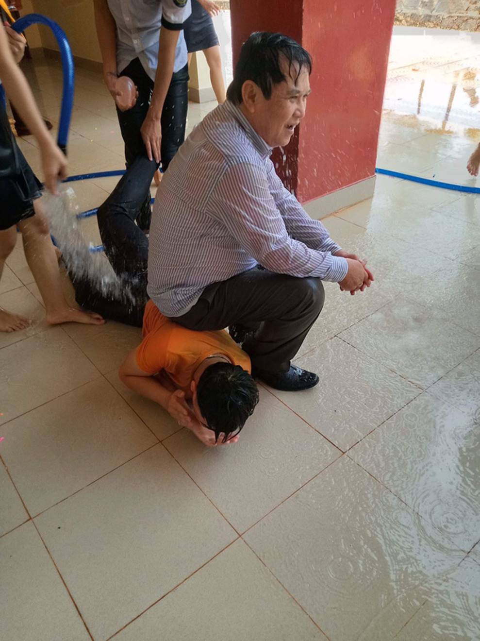 Bị học sinh kéo lê dưới sàn, tạt nước đầy người trong lễ bế giảng, thầy hiệu trưởng nói một câu khiến ai cũng nể-2