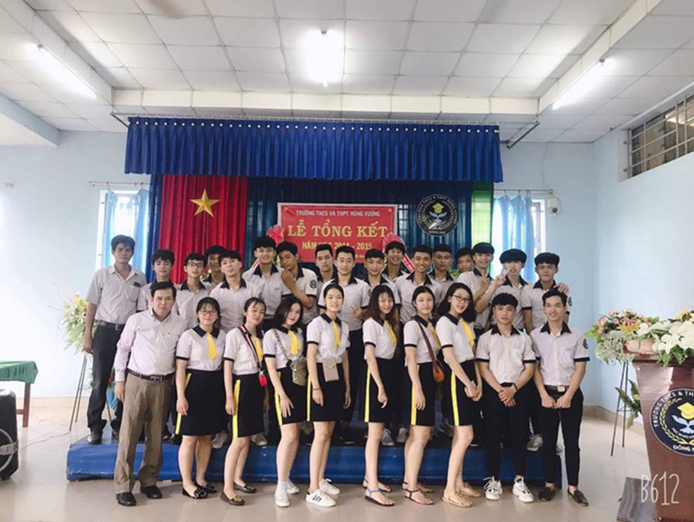 Bị học sinh kéo lê dưới sàn, tạt nước đầy người trong lễ bế giảng, thầy hiệu trưởng nói một câu khiến ai cũng nể-4