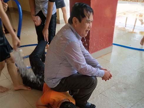 Nam sinh đòi hôn thầy Hiệu trưởng trong khi chụp kỷ yếu và cái kết không thể nào phũ phàng hơn-2