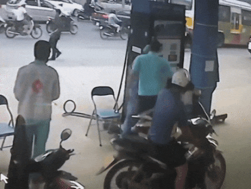 Bị nhắc tự mở nắp bình xăng, ông bố đánh nhân viên cây xăng ngay trước mặt con gái