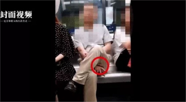 Giả vờ cầm điện thoại để dưới chân, người đàn ông không ngờ bị vạch trần hành động quay lén biến thái đáng lên án-2