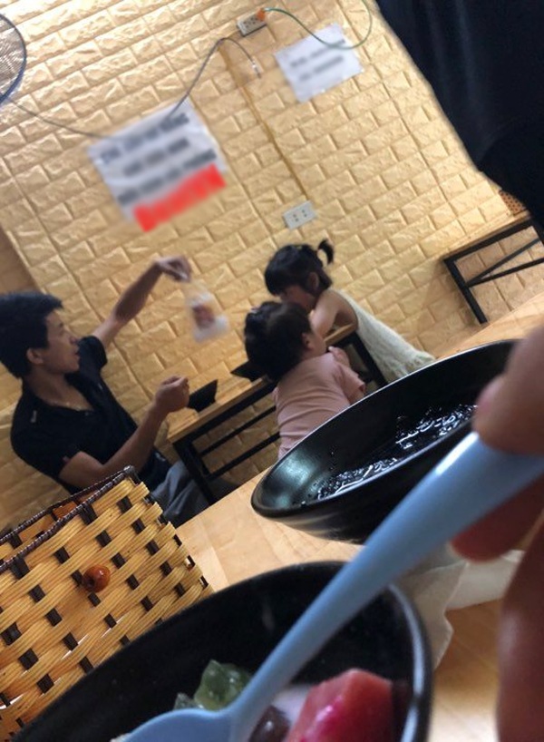 Dắt díu 2 con gái đi ăn chè để vợ được ngủ một giấc ngon lành, ông chồng khiến hội chị em nhao nhao ngợi khen-4