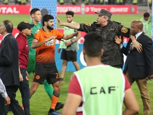 Kinh hoàng khoảnh khắc cơn lũ cuốn phăng cả sân bóng đá, cướp đi mạng sống của ít nhất 7 fan hâm mộ-2