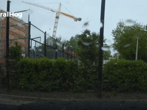 Cần cẩu xây dựng đổ sầm vào chung cư