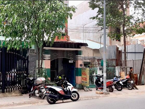 Hoảng hồn phát hiện người đàn ông treo cổ bằng dây sạc điện thoại-3