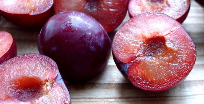 Sờ nhẹ vào điểm này biết ngay quả mận giòn- tươi- ngon- ngọt: Team thích ăn mận nhất định phải biết-2