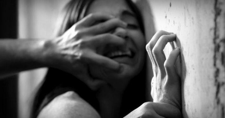 Bố mẹ đi vắng, bé gái 14 tuổi bị hãm hiếp rồi thiêu sống, 6 nghi phạm vẫn nhởn nhơ nhưng phản ứng của cảnh sát càng gây phẫn nộ-1