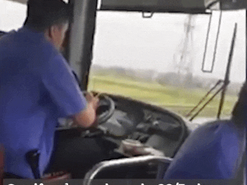 Thanh niên dùng xe máy chặn đầu xe buýt giữa cầu Chương Dương, cầm hung khí định xử tài xế-1