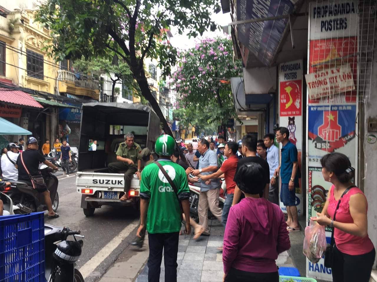 Chủ tiệm vàng khống chế kẻ gian cướp 3 khay vàng ngay trước mặt-2