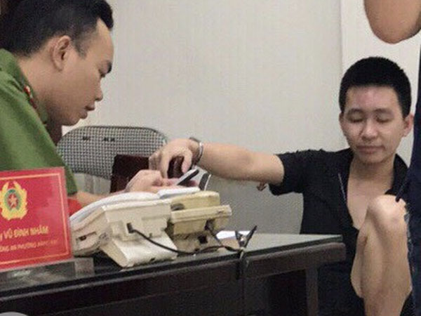 Chủ tiệm vàng khống chế kẻ gian cướp 3 khay vàng ngay trước mặt-3