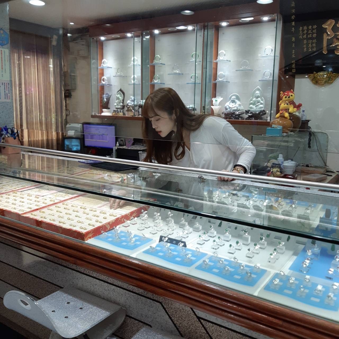 Vô tình gặp gái xinh sở hữu góc nghiêng giống Song Hye Kyo, chàng trai ngẩn ngơ đăng ảnh nhờ cư dân mạng tìm info giúp-1