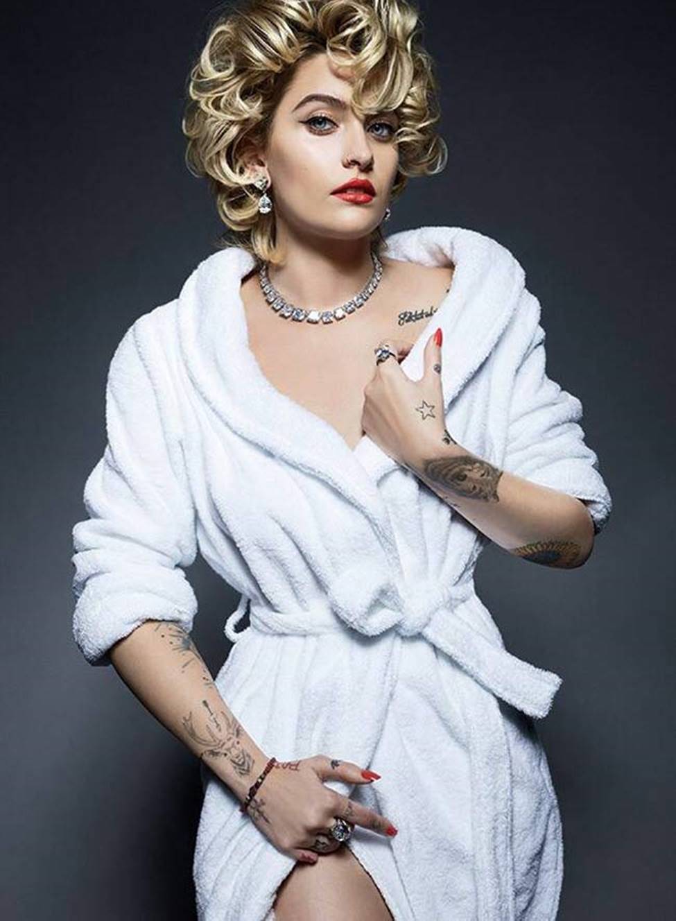 Con gái xinh nhất của Michael Jackson: Sexy dù vòng 1 nhỏ, xăm 18 hình khắp người-13