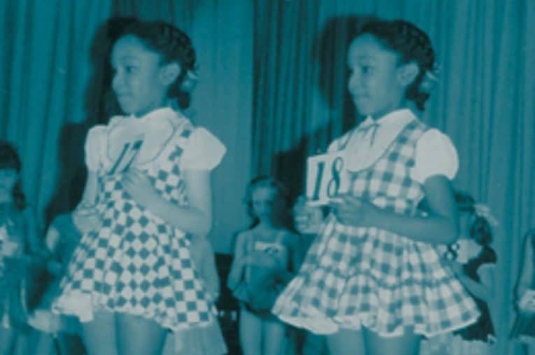 Câu chuyện rùng rợn về cặp song sinh câm lặng bí ẩn nhất thế giới với những thói lập dị đáng sợ, một người sống bình thường thì người kia phải chết-2