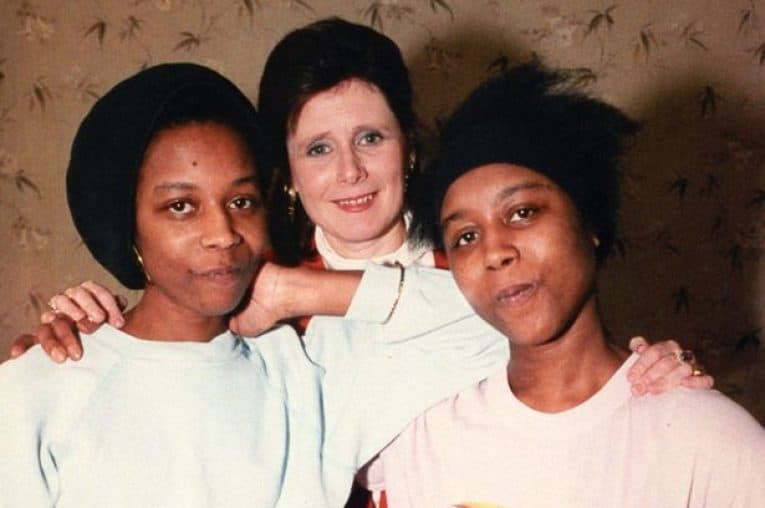 Câu chuyện rùng rợn về cặp song sinh câm lặng bí ẩn nhất thế giới với những thói lập dị đáng sợ, một người sống bình thường thì người kia phải chết-6