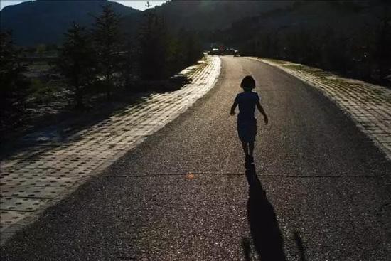 Bố mất sớm, mẹ vừa qua đời thì 15 người họ hàng lao vào giành nuôi bé mồ côi vì món tiền thừa kế 34 tỷ-1