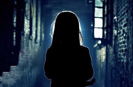 Bố mất sớm, mẹ vừa qua đời thì 15 người họ hàng lao vào giành nuôi bé mồ côi vì món tiền thừa kế 34 tỷ-2