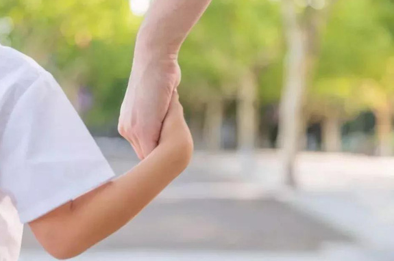 Bố mất sớm, mẹ vừa qua đời thì 15 người họ hàng lao vào giành nuôi bé mồ côi vì món tiền thừa kế 34 tỷ-3