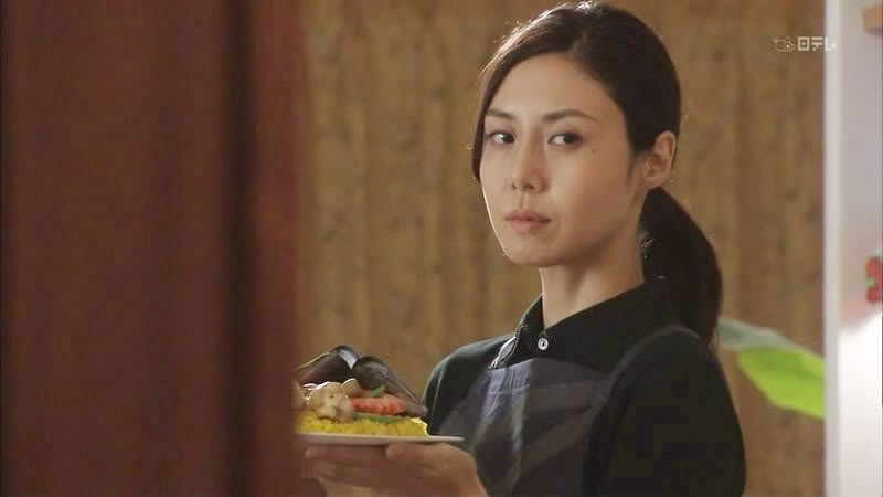 Sáng nào nhìn camera cũng thấy giúp việc ôm chăn rời khỏi phòng khách, nghi ngờ chồng ăn vụng vợ quyết thức cả đêm rình và nhận kết quả không tưởng-1