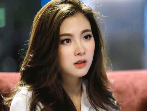 Sáng nào nhìn camera cũng thấy giúp việc ôm chăn rời khỏi phòng khách, nghi ngờ chồng