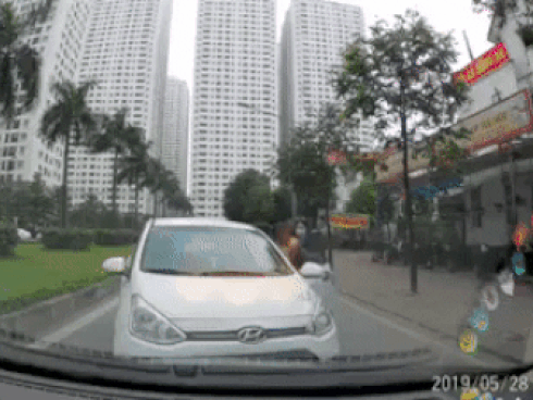 Lái ô tô đi ngược chiều bị chặn đầu và hành động của nữ tài xế sau đó khiến dân mạng phẫn nộ