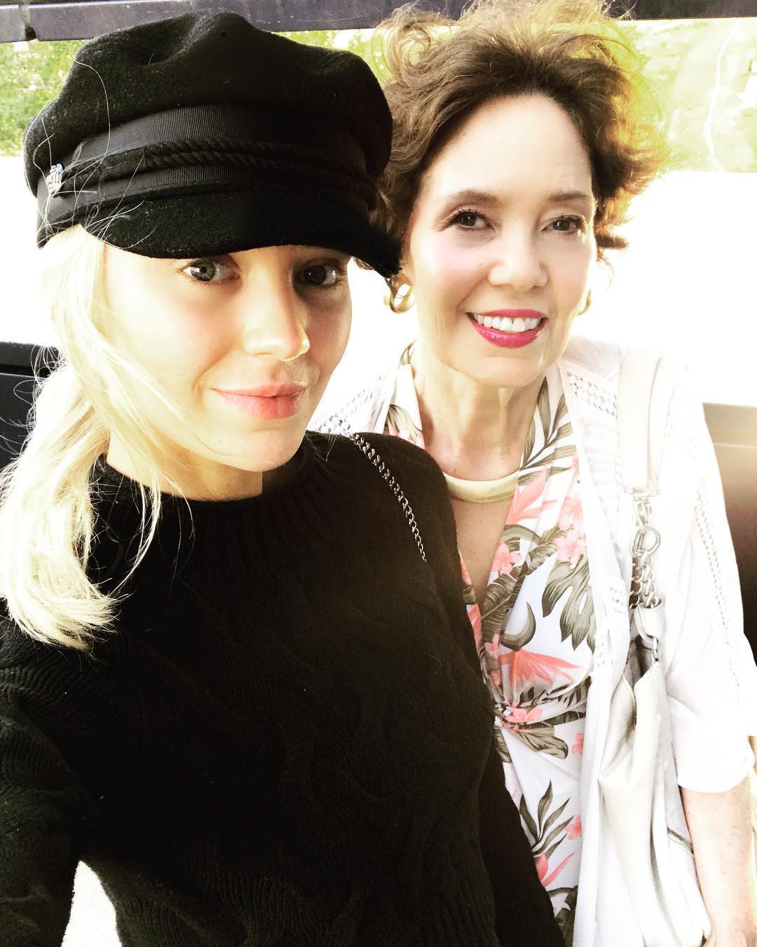 Ngoài 70 nhưng da căng bóng như 30, người phụ nữ tiết lộ 7 chai serum mình dùng và cách mix 3 loại thần thánh-1