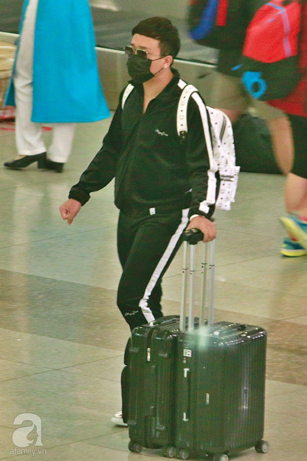 Vợ chồng Trấn Thành - Hari Won đeo khẩu trang kín mít xuất hiện tại sân bay lúc đêm muộn-1