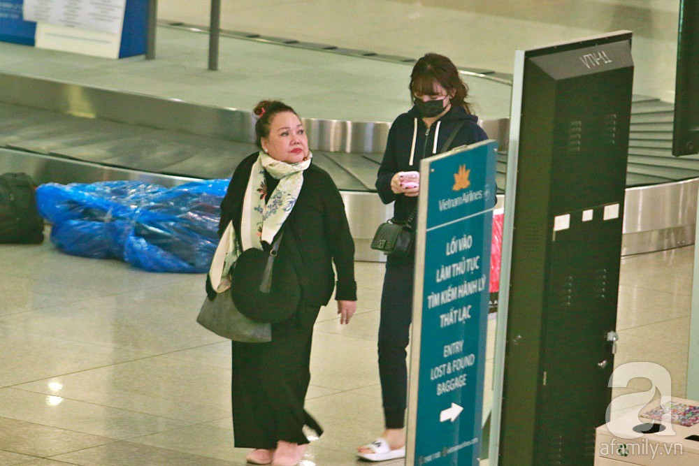 Vợ chồng Trấn Thành - Hari Won đeo khẩu trang kín mít xuất hiện tại sân bay lúc đêm muộn-2
