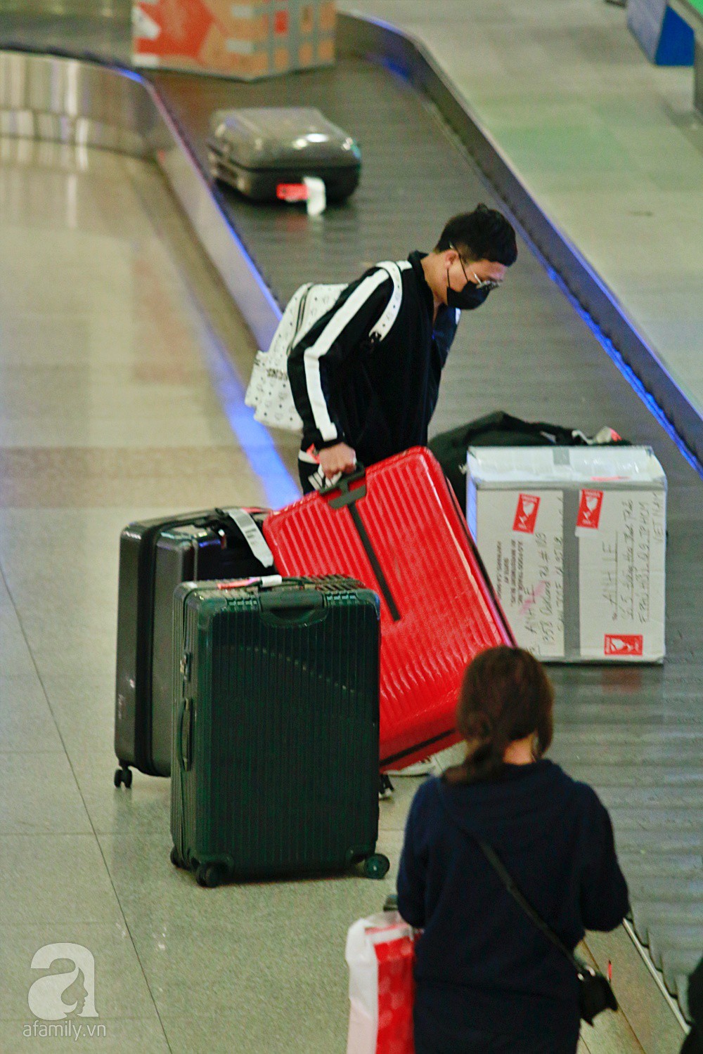 Vợ chồng Trấn Thành - Hari Won đeo khẩu trang kín mít xuất hiện tại sân bay lúc đêm muộn-3