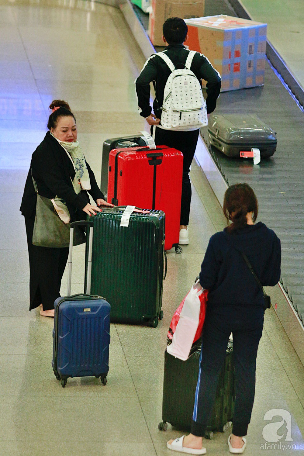 Vợ chồng Trấn Thành - Hari Won đeo khẩu trang kín mít xuất hiện tại sân bay lúc đêm muộn-4