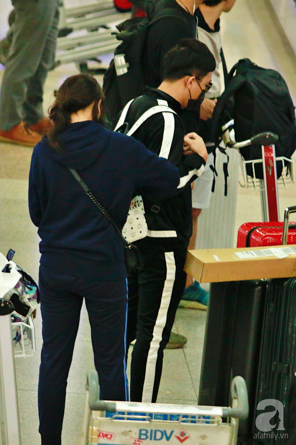Vợ chồng Trấn Thành - Hari Won đeo khẩu trang kín mít xuất hiện tại sân bay lúc đêm muộn-6